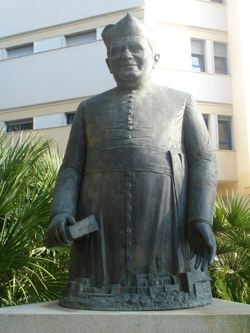 DON UVA'S BUST IN THE GARDEN (3).JPG